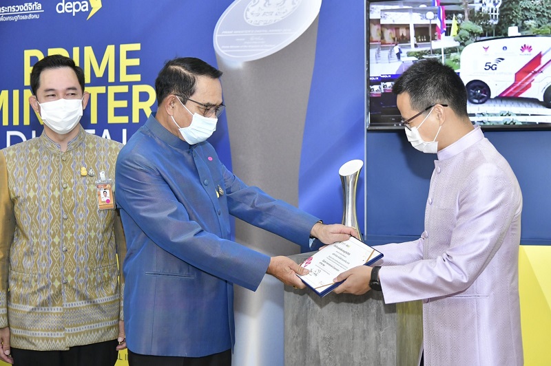 accepting the PM Award(1)
